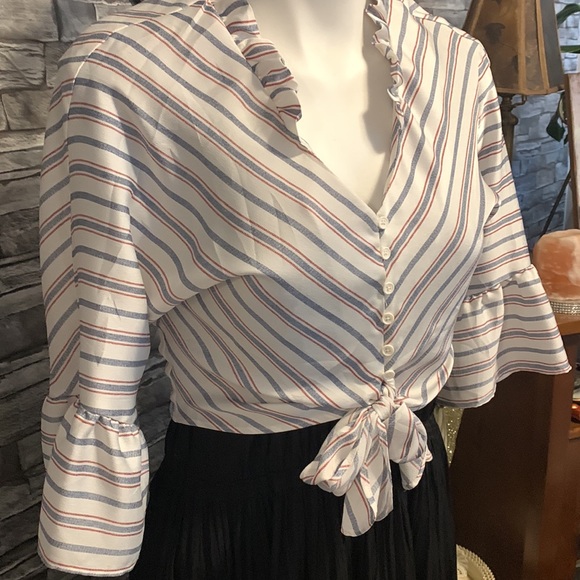Beautiful like new button down tie up crop dress shirt - Picture 8 of 8